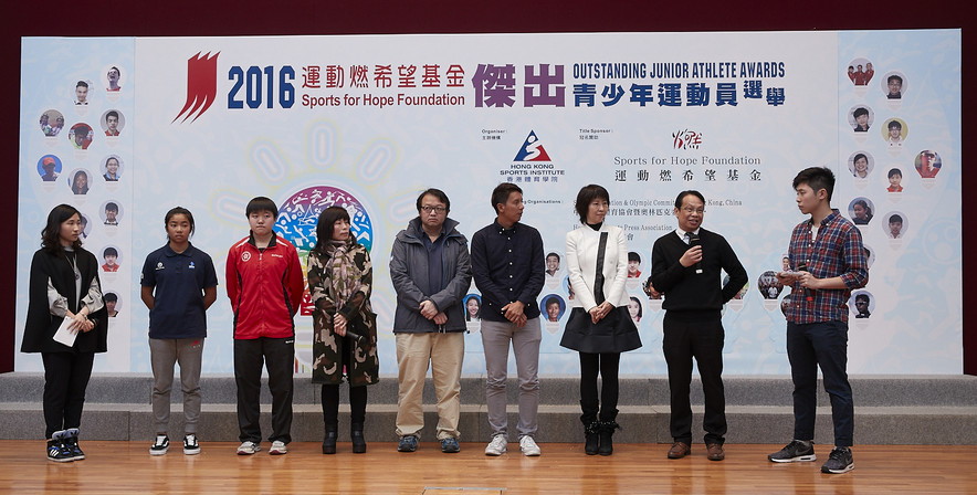 <p>In the sharing session, windsurfer Mak Cheuk-wing (2nd left) and paddler Mak Tze-wing (3rd left) expressed their gratitude to their family (4th &amp; 5th left), coaches and school, for their relentless support.&nbsp; Former elite athletes, Cheng Kwok-fai, Assistant Windsurfing Coach (4th right) and Ms Chan Tan-lui, Executive Committee Member of the Hong Kong Table Tennis Association (3rd right) joined Mr Wong Kwong-wai, Principal of Lam Tai Fai College (2nd right), to encourage young athletes to pursue their sporting dreams.</p>
